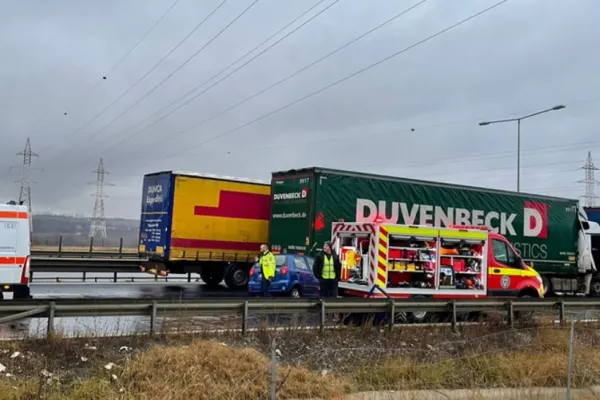 FOTO | Accident CUMPLIT pe A1! Trei persoane RĂNITE, între care un copil, în urma coliziunii dintre două TIR-uri şi un autoturism