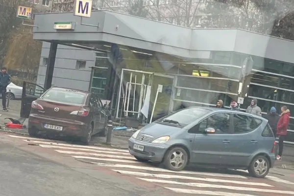 Accident spectaculos, în Bucureștii Noi. Impact violent - mașină proiectată în intrarea în stația de metrou