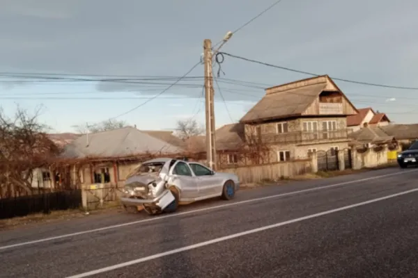 Microbuz școlar cu 16 persoane, implicat într-un accident rutier! 7 copii, transportați la spital. O persoană este încarcerată