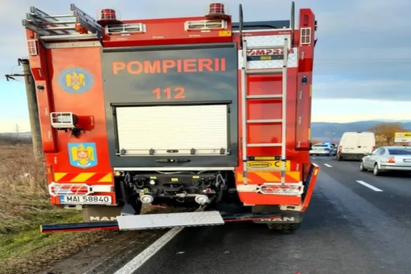 Autospecială a pompierilor avariată în timp ce aceștia interveneau la un accident rutier
