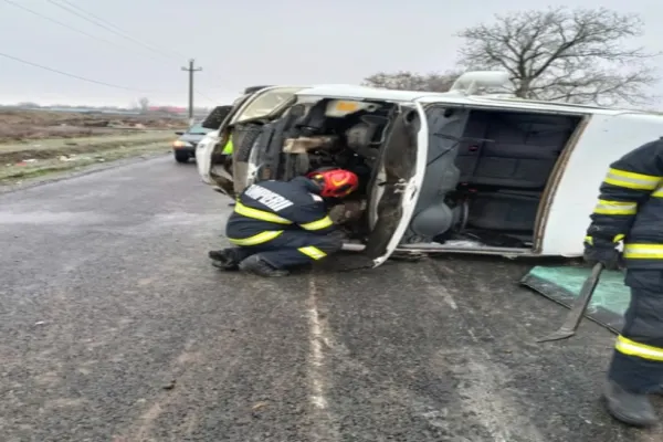Accident CUMPLIT în Ialomița! O autoutilitară s-a răsturnat. Trei persoane și un copil, RĂNITE