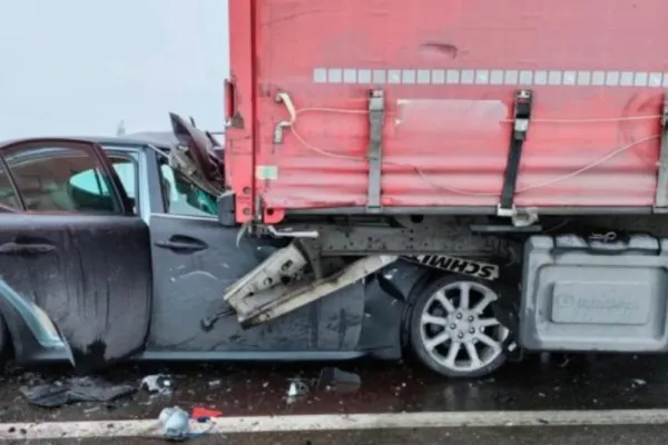 FOTO | Accident CUMPLIT în Suceava! O mașină a intrat sub remorca unui TIR