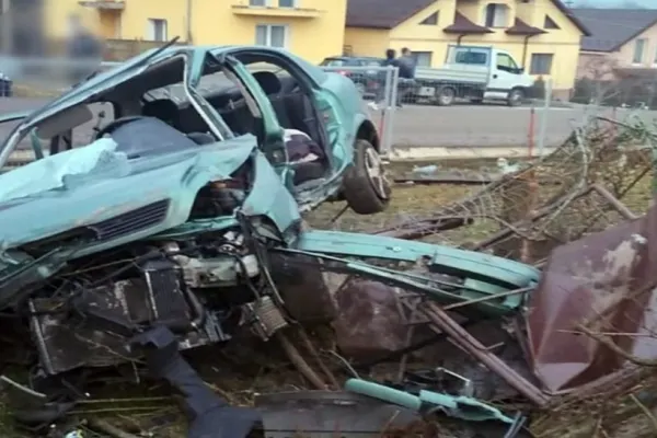FOTO | Accident grav în Bistrița-Năsăud: 3 VICTIME, după ce șoferul beat a aterizat cu mașina în curtea unei case
