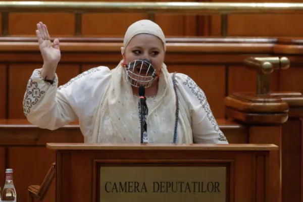 Diana Șoșoacă, vedetă în presa din Italia. Senatoarea a fost comparată cu Hannibal Lecter