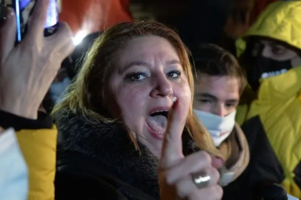 Diana Șoșoacă a parcat pe trecerea de pietoni. Senatoarea are deja carnetul suspendat - VIDEO