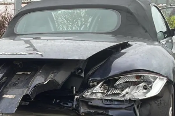 FOTO | După un accident de mașină s-a hotărât să își continue drumul. Polițiștii au rămas UIMIȚI când au văzut cum arata mașina