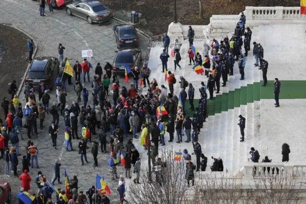 Guvernul reacționează la protestul de la Palatul Parlamentului: “Dreptul la liberă exprimare este garantat de Constituţie, dar acesta trebuie să fie paşnic“