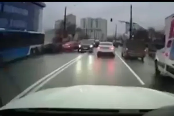 VIDEO | CARAMBOL în centrul Chișinăului! În accident au fost implicate 15 mașini și un autobuz