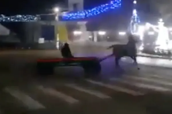 VIDEO | Gest teribilist! Un tânăr a făcut drifturi cu căruţa in centrul orașului Stefanești din Botoșani. Ce măsuri au luat polițiștii