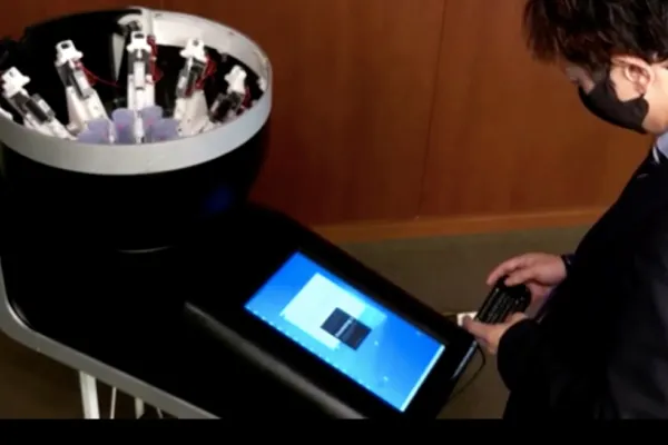 VIDEO | INVENȚIA anului! Când s-au uitat la TV, au început să simtă gustul alimentelor redate pe ecran. Un inventator schimbă trendul