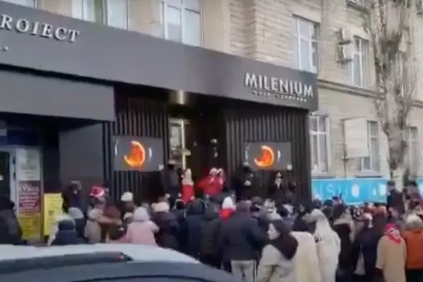 VIDEO | Aur și argint gratis la un magazin din CHIȘINĂU! Oamenii s-au îmbrâncit și au fost la un pas de o bătaie generală
