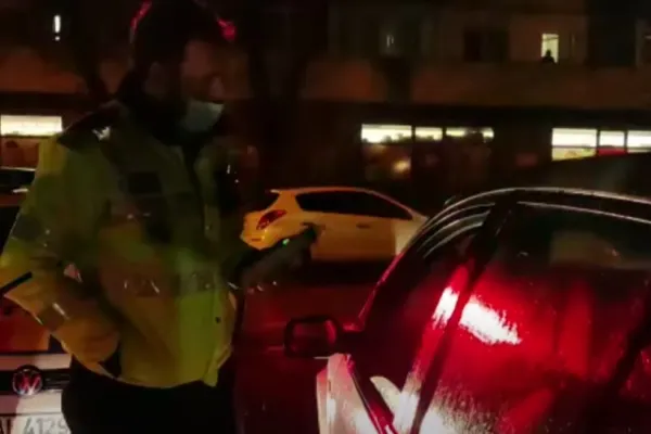 VIDEO Conducea pe contrasens, cu farurile stinse. Ce au descoperit polițiștii