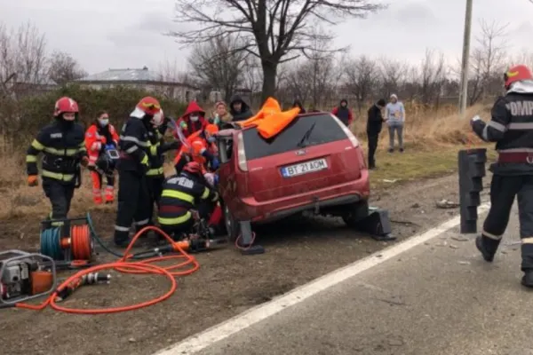 VIDEO | Accident teribil în Botoșani: O victimă încarcerată, în stare critică, după impactul cu un TIR