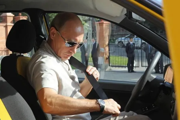 Vladimir Putin a fost şofer de taxi la căderea URSS. Ce dezvăluiri mai face liderul de la Kremlin într-un documentar rusesc