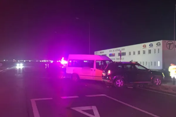 Accident devastator la Sibiu, între un microbuz și un autoturism - 7 VICTIME. Intervin echipaje SMURD și de poliție