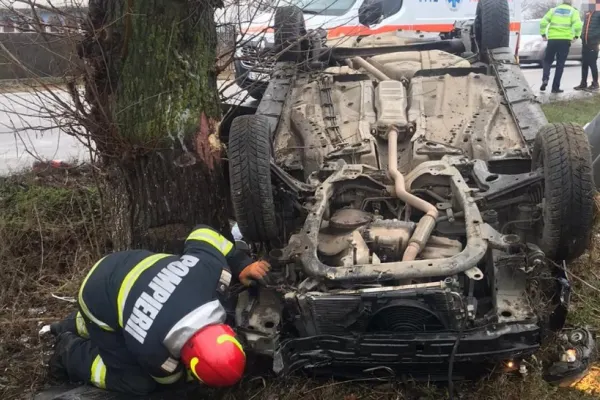 Accident cu 5 VICTIME în ultima zi din an: O mașină s-a răsturnat - Trei persoane au ajuns la spital FOTO