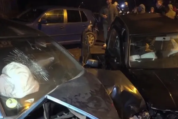 Accident în lanț, provocat de o șoferiță de 19 ani - o familie întreagă, la spital. Tânăra, impact violent cu mașina Poliției, în trecut
