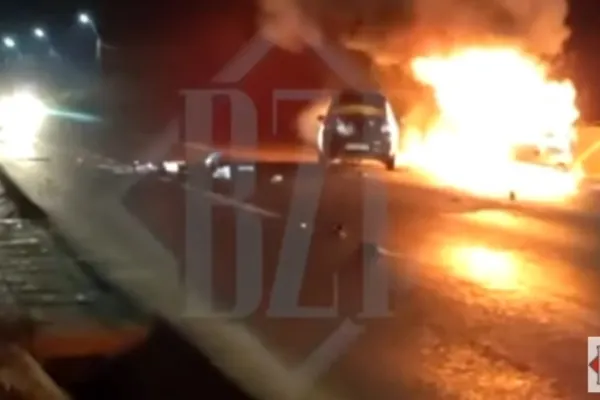 Accident grav, provocat de un șofer băut care a intrat pe contrasens. Ambele mașini au luat foc
