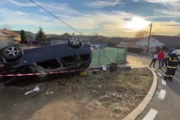 Accident spectaculos, în Murfatlar: o victimă, după ce mașina s-a oprit în gard