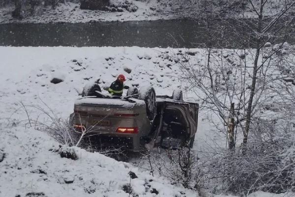 FOTO | ACCIDENT spectaculos pe TRANSALPINA. 4 cetățeni turci s-au răsturnat cu mașina