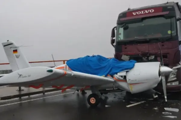 Accident neobișnuit: Un tir a LOVIT un avion pe autostradă - Șoferul este român