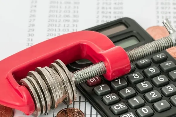 După Covid, criza gazelor și războiul din Ucraina, pentru români urmează criza creditelor. Rate chiar și cu 1.000 de lei mai mari
