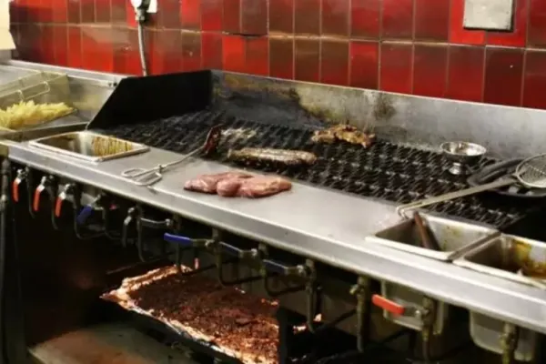 O chelneriţă dezvăluie secretul ȘOCANT din bucătăria restaurantelor. Ce pun în mâncare