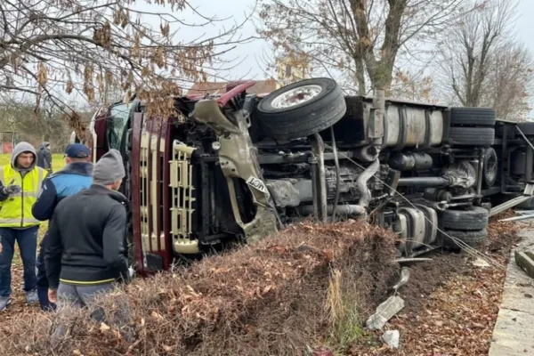 Accident grav la Arad: O femeie a fost rănită după ce camionul în care se afla s-a răsturnat