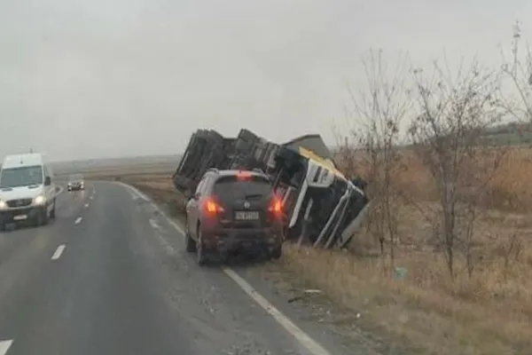 VIDEO | Accident grav în Galați: O victimă încarcerată după ce un camion s-a răsturnat