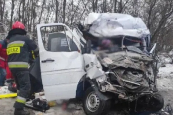 Accident ÎNFIORĂTOR în UCRAINA! Impact violent între un camion și un microbuz. 13 morți și mai mulți răniți