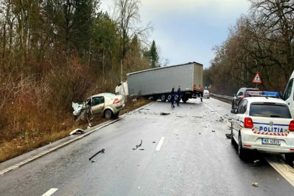 Accident CUMPLIT pe DN2! O persoană a murit după ce un autoturism şi un TIR s-au lovit