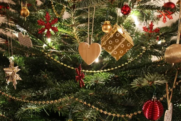 Pericolul ascuns în decorațiile de Crăciun: Cum ne pot pune ornamentele festive sănătatea în pericol