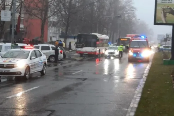 FOTO | Bărbat spulberat pe trecerea de pietoni și aruncat sub un autobuz, în Argeș