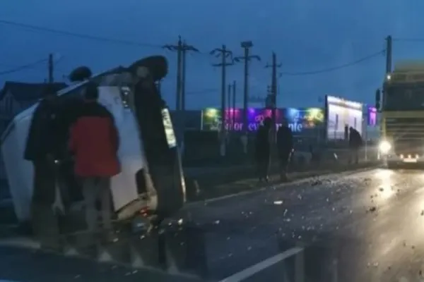 Accident grav în Galați: 2 victime, după ce o mașină și o dubă s-au izbit violent – Trafic blocat