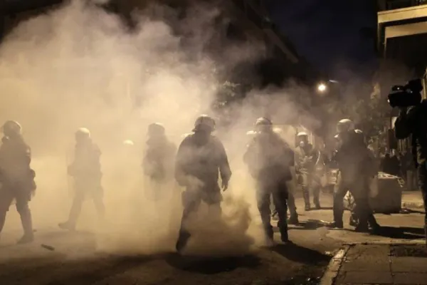VIDEO | O comemorare din Grecia s-a transformat intr-un protest VIOLENT! Polițiștii au intervenit în FORȚĂ la Atena si Salonic