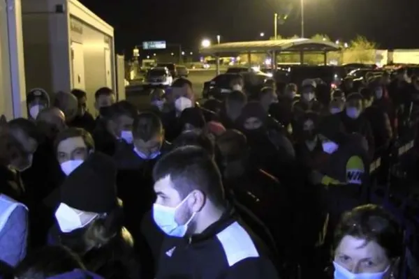 VIDEO - Haos în vămi - Cozi kilometrice la intrarea în țară, scandaluri și proteste - Românii care se întorc sunt la limita răbdării