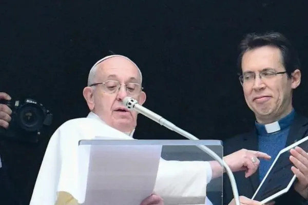 Papa Francisc îndeamnă la dialog si pace pe fondul tensiunilor între Rusia si Ucraina
