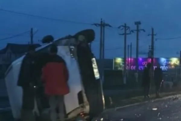 FOTO | Accident SPECTACULOS pe DN25. O mașină s-a răsturnat, două persoane au fost rănite