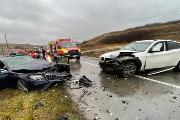 FOTO | Accident GRAV în județul CLUJ! Două persoane au fost rănite in urma unui impact între două autoturisme de lux