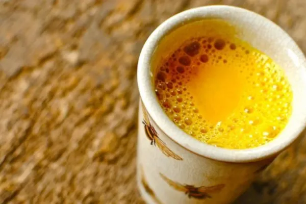 Laptele de aur purifică sângele şi ficatul. Cum se prepară cel mai puternic elixir natural