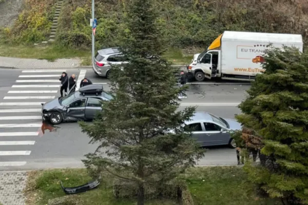 FOTO Accident cumplit la Pitești, 2 răniți au ajuns la spital