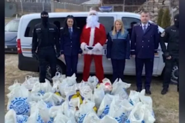 Polițiștii l-au ajutat pe Moș Crăciun să ofere cadouri copiilor nevoiași
