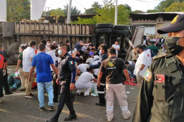 Tragedie în Mexic: peste 50 de migranți au murit, într-un accident cumplit - camionul s-a răsturnat într-o curbă - FOTO
