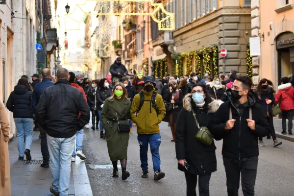 Masca de protecție devine obligatorie în exterior, în Italia