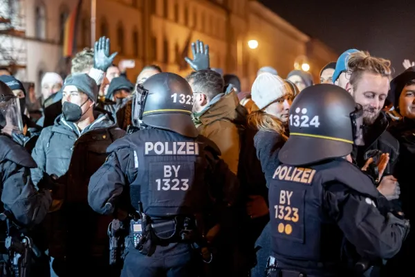 FOTO + VIDEO | Proteste masive în Germania. Polițiști și jurnaliști răniți în urma luptelor de stradă
