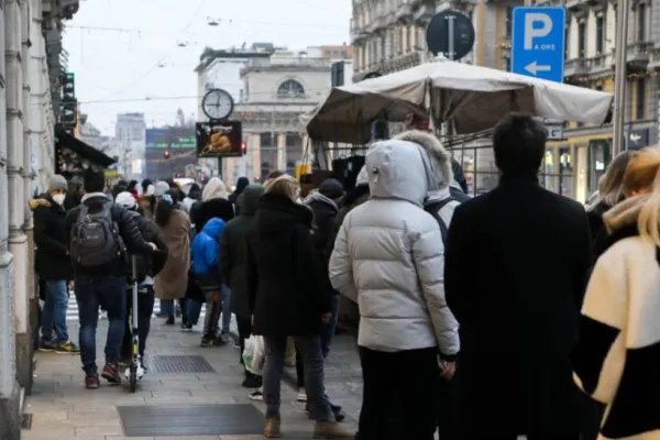 VIDEO | Cozi URIAȘE la TESTAREA anti-COVID în ITALIA! Restricțiile au fost înăsprite