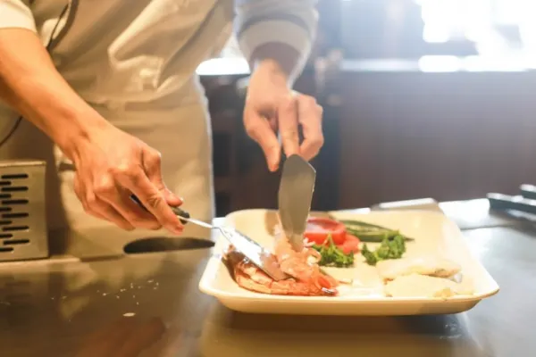 Atenție la mâncarea de la restaurant! Ingredientul TOXIC folosit de toți bucătarii - pericol uriaș pentru sănătate
