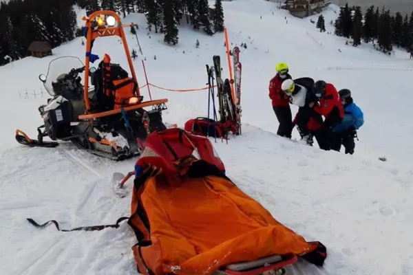 Turişti accidentaţi la Brașov, după ce au intrat în zone de pârtii închise. Salvamontiștii au avut o zi plină! Zeci de intervenții
