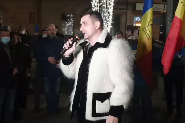 George Simion, cu CAPRA la colindat - Mesajele AUR pentru români VIDEO