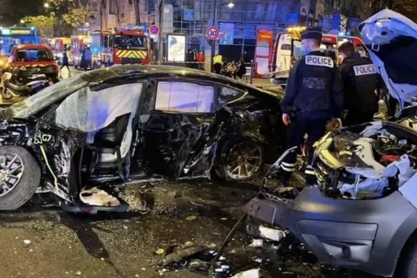 VIDEO | O companie de taximetrie a suspendat folosirea de maşini Tesla după un ACCIDENT grav la Paris
